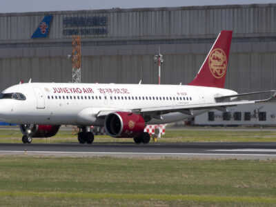 吉祥航空B52上跑道