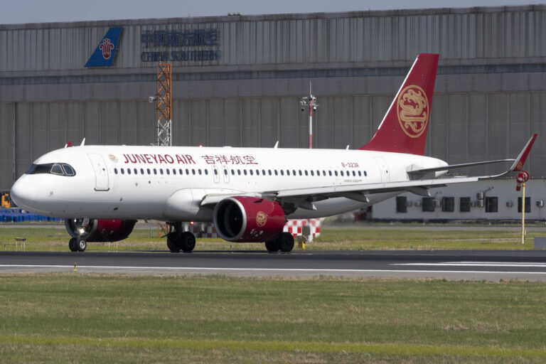 吉祥航空B52上跑道