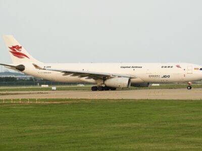 i skyshot 首都航空A330在郑州新郑滑行